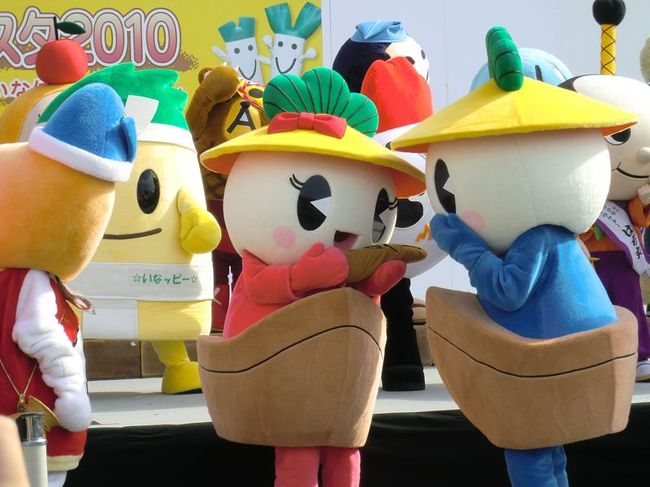 ひあゆ丸くんから鮎菓子をもらって喜ぶかさまるくんとかさまるちゃん