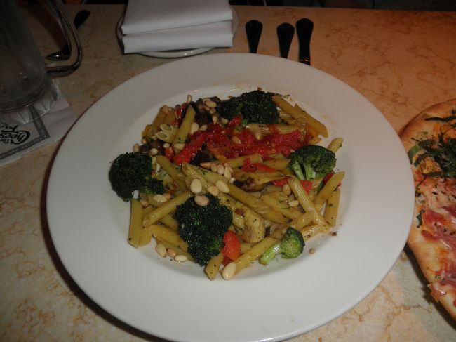 ランチのチーズケーキファクトリーは混んで入るもののすんなり入れました！<br /><br />お腹ぺこぺこで…<br />量が多いのを分かっていながらも…お約束ですが頼みすぎました…<br />ランチだから多少甘く見てましたが、それでも多い！！！<br /><br />写真はランチのパスタ。<br />美味しいけど、量が多くて途中から飽きちゃいました；；