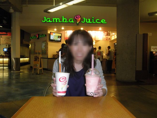 アラモアナセンターへ戻って、とりあえず二人とも喉が渇いていたので友達はZAGUで。私はJambaJuiceで。<br />Mango A GoGoというものを頼みました。<br />さっぱりして美味しかった〜★<br />だけどまたもや量が多い。。<br />一番小さいサイズなんだけどなぁ。<br /><br />この後、ビクトリアシークレットやピンクなど回って買い物♪<br />ビクトリアシークレットは人が多かった〜<br />ボディクリームやミストなど組み合わせて6本30ドルなので安いです。<br />いろいろな香りが合って最終的には鼻が分け分からなくなりました（笑）<br />私は3本買いました（3本だと24ドルなので少し損です…）