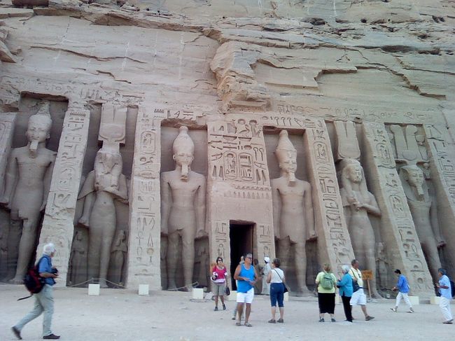 アブシンベル神殿の隣には、<br />寵愛したネフェルトイリ王妃のために造った、<br />アブシンベル小神殿があります。<br /><br />小神殿といっても大きくて立派！<br />ラメセス2世は、ほんとにネフェルトイリ王妃のことが大好きだったんだ〜と実感。<br /><br />ラメセス2世像が4体と、ネフェルトイリ王妃像が2体交互に。