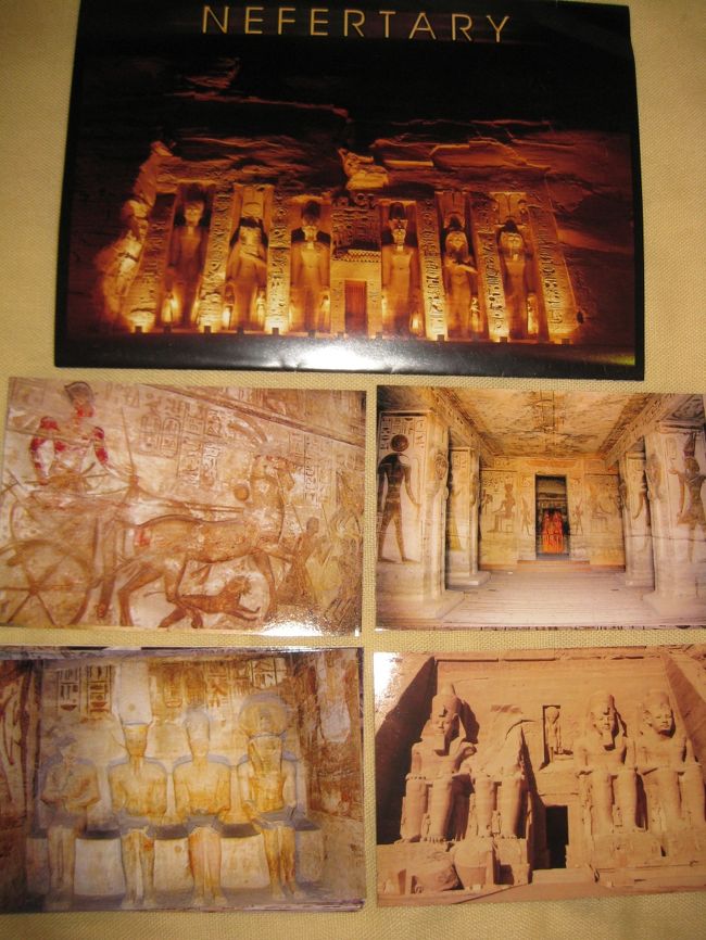 内部の壁画は素晴らしかったです！<br />入って左側にある、戦車に乗って戦うラメセス2世は躍動感があります。<br /><br />神殿をバックに、みんな集合写真を撮ったので、<br />記念に写真を買ったら、内部壁画のステキな写真もおまけて付いてました♪