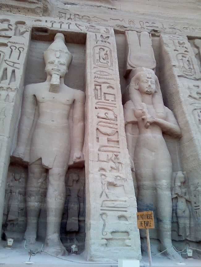 ラメセス2世とネフェルトイリ王妃のツーショット♪<br /><br />足元には彼らの子供たちの像が刻まれてます。