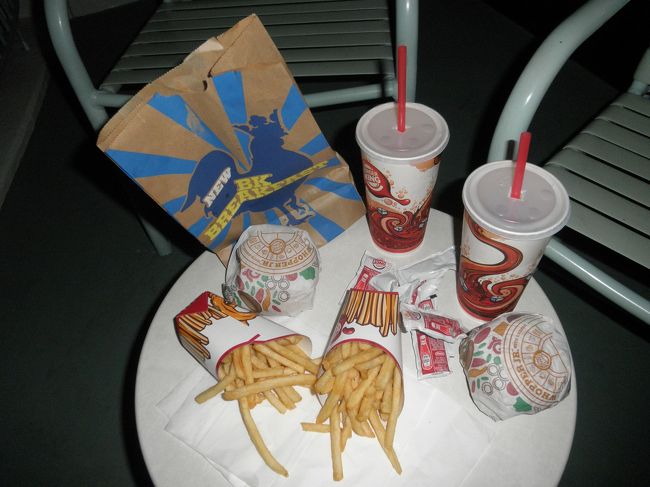 ホテルへ戻ってご飯どうしようとなり…<br />というのも、予定ではワードへ行ってホノルルファーマーズマーケットとカカアコキッチンで夕飯を食べる予定だったのです。<br />時間がなく、断念しました（T T）<br />時間というのはあっという間に過ぎちゃうんだなぁ〜…<br /><br />という事で、ホテル近くのブレージンステーキへ行ってみたものの…<br />時既に遅し！！閉店してました…<br />ホテルへ戻る前に行ったJCBのラウンジも閉店直後だったし出発の時のラウンジといい今回はこういうのが多い（笑）<br /><br />万策尽きたので（笑）キングスビレッジのバーガーキングでテイクアウトしてホテルで食べました。<br /><br />明日は友達の結婚式。<br />今回の旅行のメインイベントです★<br />