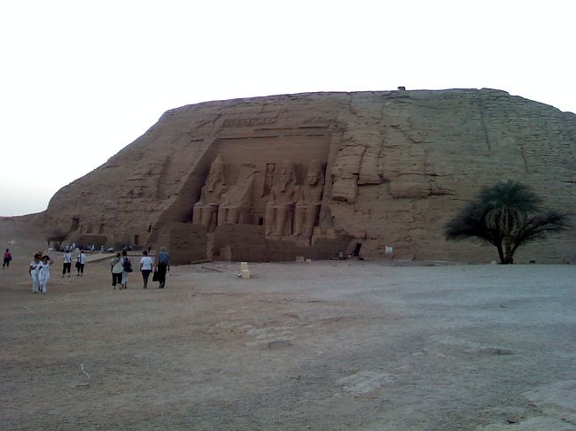 内部見学後は、宿泊者だけが鑑賞できる、<br />アブ・シンベル神殿　音と光のショーを♪<br /><br />今回これが観たくて、アブシンベル宿泊ツアーにしたんです☆<br /><br />音と光のショーの時間は、18:00〜18:35。<br />観覧席に座って待ちます。<br /><br />これは、観覧席からの眺め。