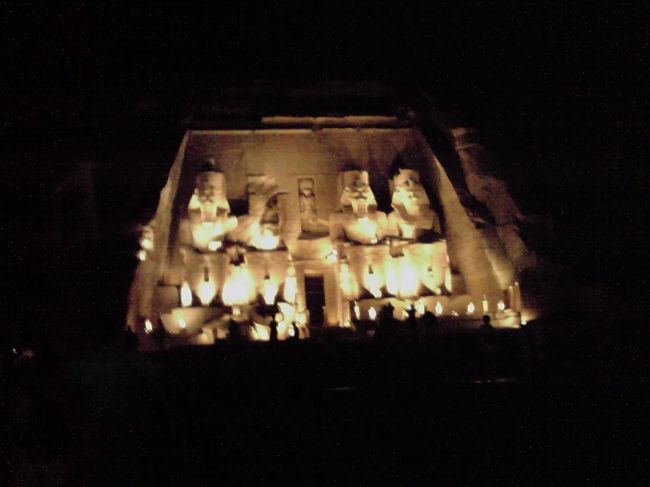 ハードコンタクトレンズに砂が入って、<br />痛くて目を開けていられない状態でしたが(РД`q) 。。<br />（コンタクトの方、アブシンベルは是非メガネ着用で！！）<br /><br />プロジェクターを使って神殿の岩山をスクリーンに見立てた、スクロール映像は見ごたえがありました♪<br /><br />そして・・夜空の星がきれいだった〜☆☆☆