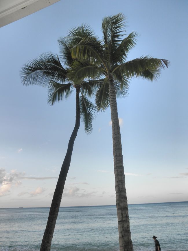 この日の朝ご飯は、モアナサーフライダーホテルで★<br />結婚する友達が宿泊しているホテルで、集合場所もココだったのでこちらで。<br />海の見える席に案内してもらえて優雅な気分で…♪<br />実はJALパックでシェラトン系？ホテルで使える朝食券があり、無料だったので〜す。<br />しっかし…素敵なホテルだなぁ。。<br />