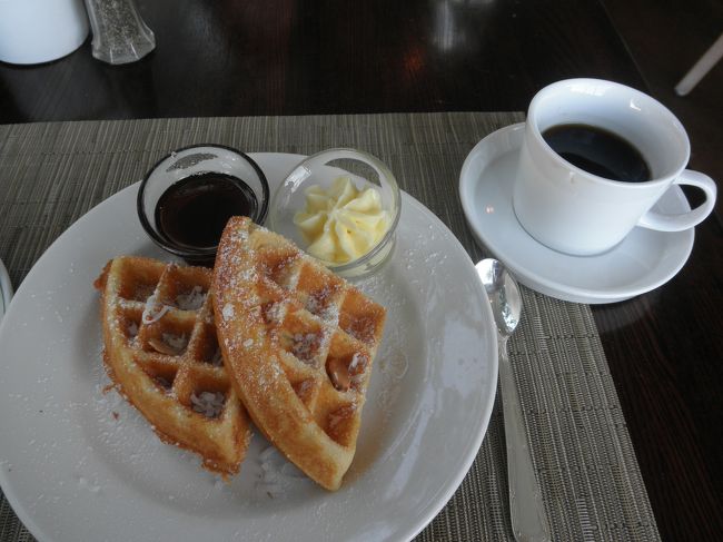 ワッフルがオススメとの事だったので、ワッフルを作ってもらいました。<br />フルーツやご飯などはビュッフェコーナーにあります。<br />ワッフルの他にパンケーキかフレンチトーストが作ってもらえると記憶しています。<br /><br />ワッフル、外はさくっと中はもちもちで美味しかった〜☆<br />コーヒーは注ぎに回ってくれます。<br />友達は紅茶を頼んでいましたが、ティーパックでした。<br /><br />朝食を食べていたら、結婚する友達のご両親一行を発見したので、思わず隠し撮り（笑）<br />新婦のメモリーカードで撮影していたので、データをみてビックリしたでしょう（笑）<br />