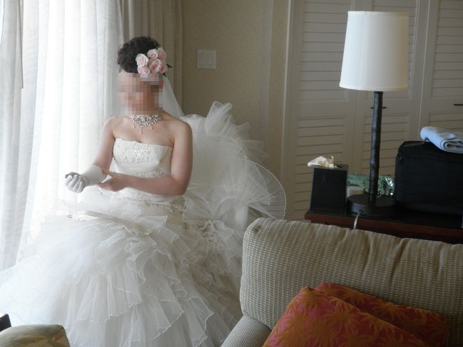 友達の部屋へ遊びに行こう！という事で、友達の部屋へ電話をしていざ友達の部屋へ！<br /><br />…が。<br />聞いた部屋番号がない！！<br />とりあえず、素敵ホテルを少し見学して（写真撮ったり笑）再度友達に電話。<br />なんか棟が違っていた見たいデス（笑）<br />無事到着し、中に入ってみると、支度中の友達が。<br />美しい〜☆☆綺麗〜☆☆<br />支度中も写真撮られていました。<br />花嫁支度が絵になるホテル★<br /><br />私も邪魔にならないようにフラッシュなしにしてパシャパシャ。<br />カメラマンさんとは違う目線の写真、撮れたかなぁ。。<br /><br /><br />部屋も見学させてもらいました。<br />ベランダからダイヤモンドヘッドと海が見える素敵なお部屋。<br />いいなぁ。。<br />なんて思っていたら集合時間だったので、新郎新婦とカメラマンさんたちとともにロビーへ（笑）<br /><br />