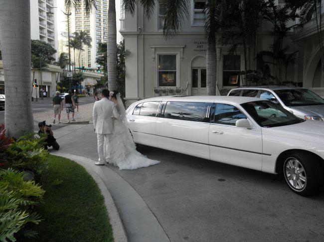 ロビーで写真撮影。<br />ほんとウェディング写真がよく合うホテルです。<br />通りかかった人たちに祝福されていました。<br />絵になる…絵になる！！素敵ホテルだ〜★<br /><br />新郎新婦はリムジンで。<br />私たちは専用のバスでチャペルへ移動です。<br />