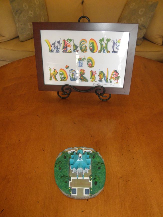 教会はコオリナのチャペルでした。<br />すっごく天気がよくて…結婚式日和でした！<br /><br />待合室で説明を受けます。<br />新婦パパはバージンロードで歩く練習♪<br />パパって大変。<br /><br />このコオリナ地区、ディズニーのホテルを建設中で来年オープンみたいです。<br />その他にもディズニーが買った土地がたくさんあるとか。。<br />