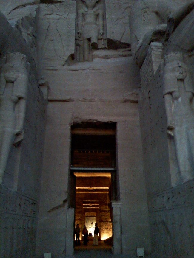 神殿の入り口。だーれもいません。<br />神殿内を独り占めです。贅沢〜♪♪