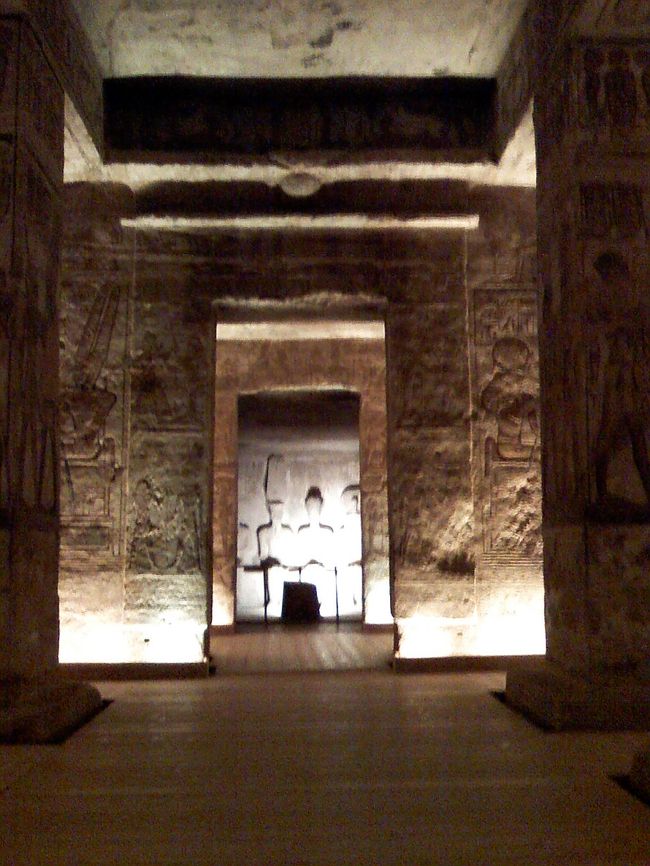 これはライトアップされてるから明るいけど、<br />アブシンベル神殿は、年2回、神秘的な瞬間が訪れます☆<br />その日は、2月22日と10月22日。<br />でも移設の際に少し角度がずれたため、<br />正確にこの日にならない年もあるみたい。