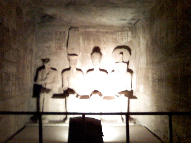 日の出のとき、日の光がまっすぐに一番奥の至聖所を照らし、ラー・ホルアクティ神、ラメセス2世、アメン･ラー神を映し出す（一番左の冥界の神プタハには当たらない）。<br /><br />人工的なこのライトアップじゃなくて、<br />実際に、光が差し込む瞬間を見てみたかったなぁ･･･(*′v`人)