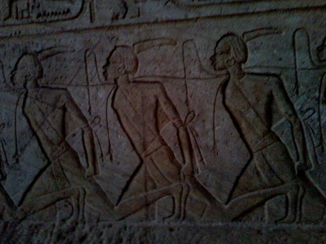 昨日見落とした、<br />ヌビア人捕虜が縄でつながれた姿のレリーフ。