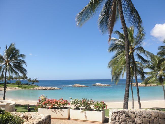 毎回結婚式というのは感動してしまいます。<br />友達が入ってきた時にじーんとしてしまいました。<br /><br />挙式後は外でケーキカットとビーチで写真撮影。<br />フラワーシャワーもやりました！<br />風でフラワーシャワーがうまく行かず、やり直しとか、参列した私と友人のワンピースがマリリンモンロー風に風でめくれる（係の方が安全ピンでとめてくださいました）というハプニングもありました（笑）<br /><br />すごく綺麗なビーチ…<br />ここが今回初のビーチでした☆<br />整備されていて、ほんとに素敵なところでした。<br />とても人気のチャペルだそうですが、人気があるのもうなずけます。<br /><br />このあと、食事会をしてホテルへ。<br />私たちは新郎新婦のリムジンに乗せてもらえたのでそこでいろいろ撮影会をしながら楽しく帰りました（笑）<br />