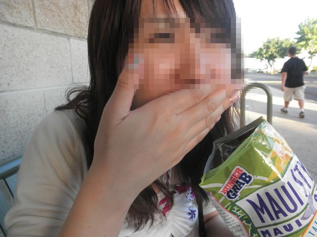 ワイケレ内をぐるぐる回っているトロリーを待ちます。<br /><br />待っている間に、マウイオニオンチップをぱくぱく…<br />厚みがあって食べごたえアリ。<br />前回自宅にお土産で購入して好評だったので、大きいサイズをお土産に買って帰りました。<br /><br />オニオン、ソルト＆ビネガー、プレーン（塩？）を食べてみた結果…私は塩が一番美味しいと思います♪<br /><br />