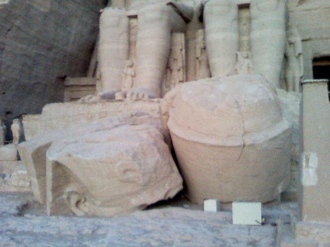 これも昨日見落とした、<br />左から二番目のラムセス2世の崩れ落ちた頭。<br />