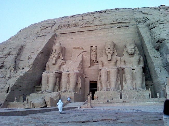 5:46、アブシンベル神殿の様子。