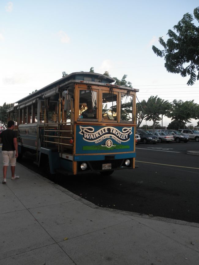 無料のトロリー。<br /><br />6時半まで運行してます♪<br /><br />アウトレット側へもどり、トミーなどでお買い物。。