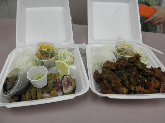 夕飯はフードコート内のJURISON'Sで。<br />私はアヒカツ、友達はふりかけチキンをオーダーしました。<br /><br />アヒカツも和風な味で日本人が好きな味だと思います★<br />付け合わせのもやし、優しい味で美味しかった♪<br />お水は無料です。<br /><br />この後、Kマートでお買い物をしていたら…<br />バスが出る5分前！！！！！！<br />大変だーーーーー！！！！と全力で走って、バスに間に合いました…<br />危なかった…<br /><br />