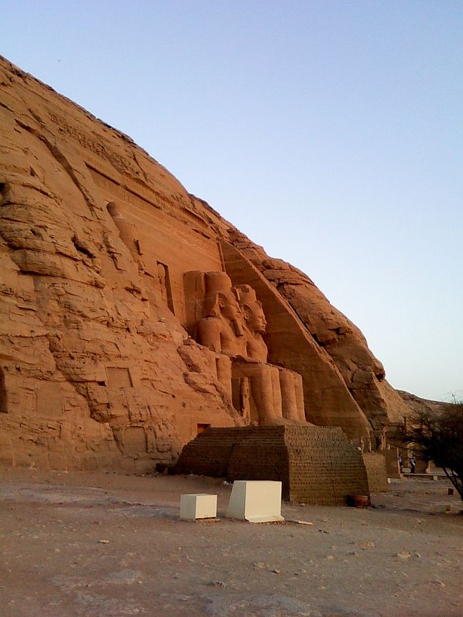 朝日が当たったアブシンベル神殿♪<br /><br />昼・夜・朝、3回の顔をみれて大満足です！