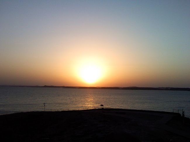完全に日が昇りました。<br /><br />日が昇らない日はない。<br /><br />また今日も新しい一日が始まるんだな〜♪