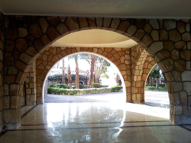 6:00、ホテルに戻って朝食バイキング☆<br /><br />出発まで再び、セティ内を散策。<br />洞窟みたいになってるフロント付近。