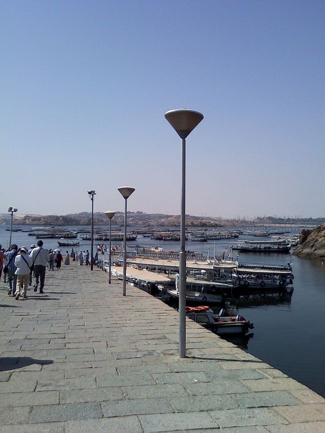 10:45、アスワン空港着。<br /><br />着後、聖なる島フィラエ島にてイシス神殿観光へ。