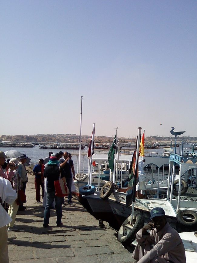 この渡し舟に乗船して、<br />聖なる島フィラエ島へ向かいます。