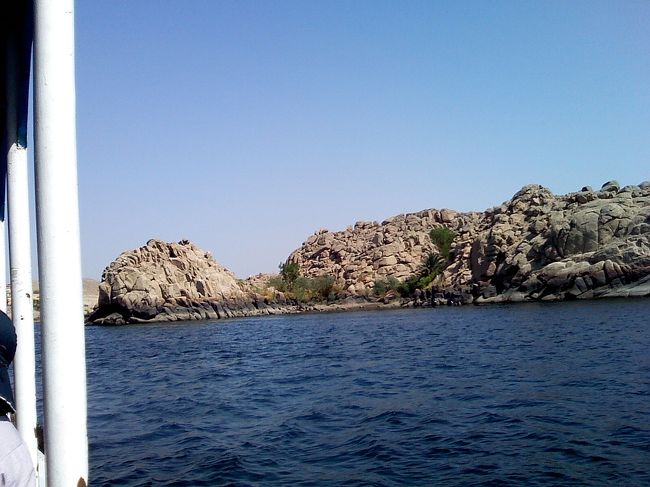 船からの眺め。<br />風が気持ちいい〜♪<br /><br />日中40度くらいあるけど、<br />日陰はカラっとしてて涼しく感じます☆