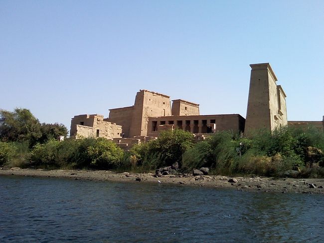 イシス神殿が見えてきました。<br /><br />このイシス神殿も、アブシンベル神殿同様、<br />アスワンハイダム建設で水没の運命にあったため、<br />ユネスコにより現在の地に移設されました。