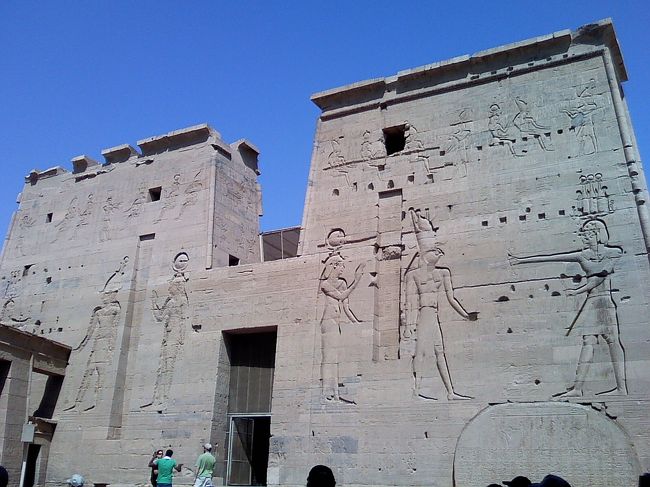 イシス神殿は、後の時代にキリスト教徒（コプト教徒）が住んでいたので、<br />そのとき、左側の壁のレリーフを消したそうです。