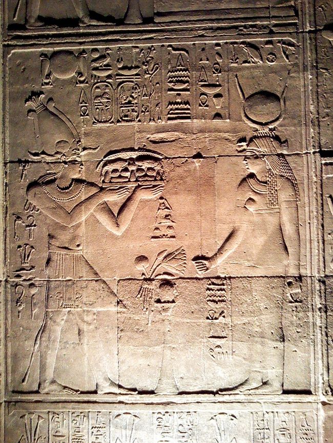 イシス神に捧げ物してるとこかな。