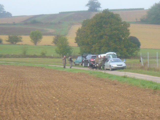 シャンブルドットを出て走っていると、遠くに車が数台と、人が。もしや・・・・。双眼鏡で見ると、il y a des chasseuse   「こんにちは、私たちは日本人の旅行者です。猟をしているのですか？」「そうだよ」「見せてもらって良いですか？そっちに行きます」「いいよ」、ということで・・・・<br /><br />