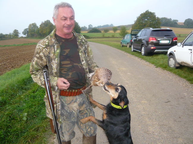 初めてfusil (銃)や balle（実弾）を見た事、日本でも見た事が無い事、映画「マルセルの夏」(原題 La gloire de mon Pere)で、猟の話がある事を話すと、勿論知っていて写真を撮らせてくれました。<br /><br />