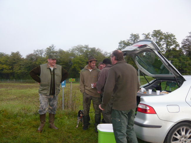 猟が終わって、休憩をしている所でした。今考えると、日本では考えられない光景だと思います。銃を持っている所へ行ったり、写真を撮らせてもらったり。自己診断で、今回の旅行の「プレゼント」だったと。