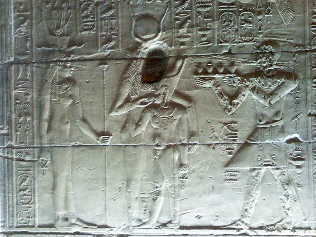 イシス神からお乳を飲むホルス神。<br /><br />子供時代のホルス神はハヤブサの顔ではなく、<br />人の顔らしいです。<br /><br />