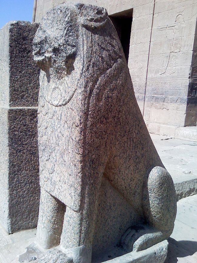 塔門の前には、ライオンが2体。