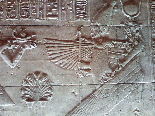 右の羽根のある女神がイシス女神で、<br />羽根で守られているのがオシリス神。