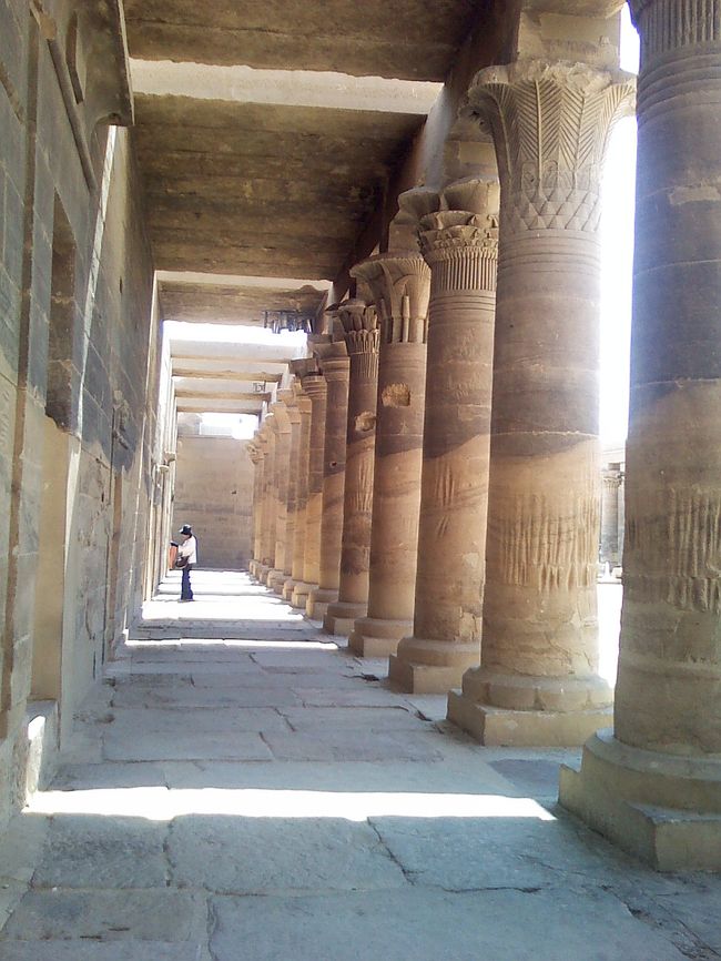イシス神殿外庭の列柱。