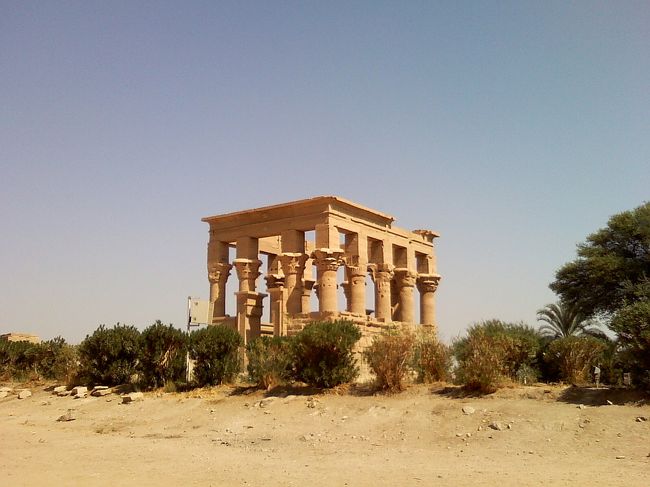 遠目から、トラヤヌスのキヨスク。<br /><br />ギリシャみたい。<br />