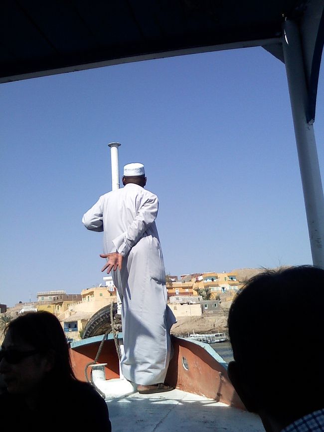 再び、渡し舟に乗ってアスワンに戻ります。<br /><br />ずっと気になってたのは、<br />この民族衣装の下に何を着ているか・・ということ。<br /><br /><br />何もはいてないのかなぁ〜と<br />後ろ姿をずっと観察してると･･･