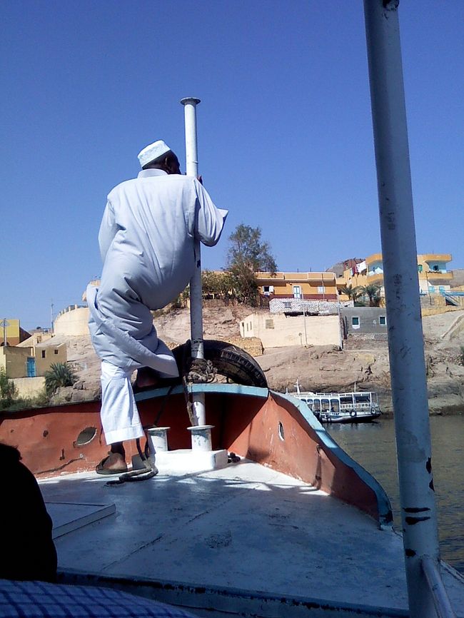 おっ　チラリと見えましたぁ。<br /><br />スカートみたいな下には、ズボンを履いてるのねぇ♪<br />なぞが解けてスッキリ〜(*'▽'*)