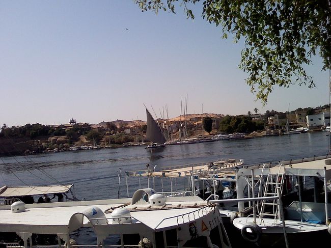 次は、昼食を食べにまたまた舟に乗船。<br /><br />