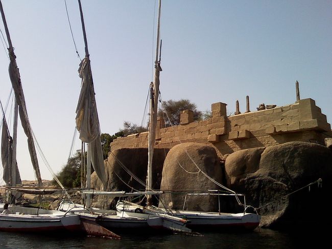 ヒエログリフが彫られた岩などがありました。