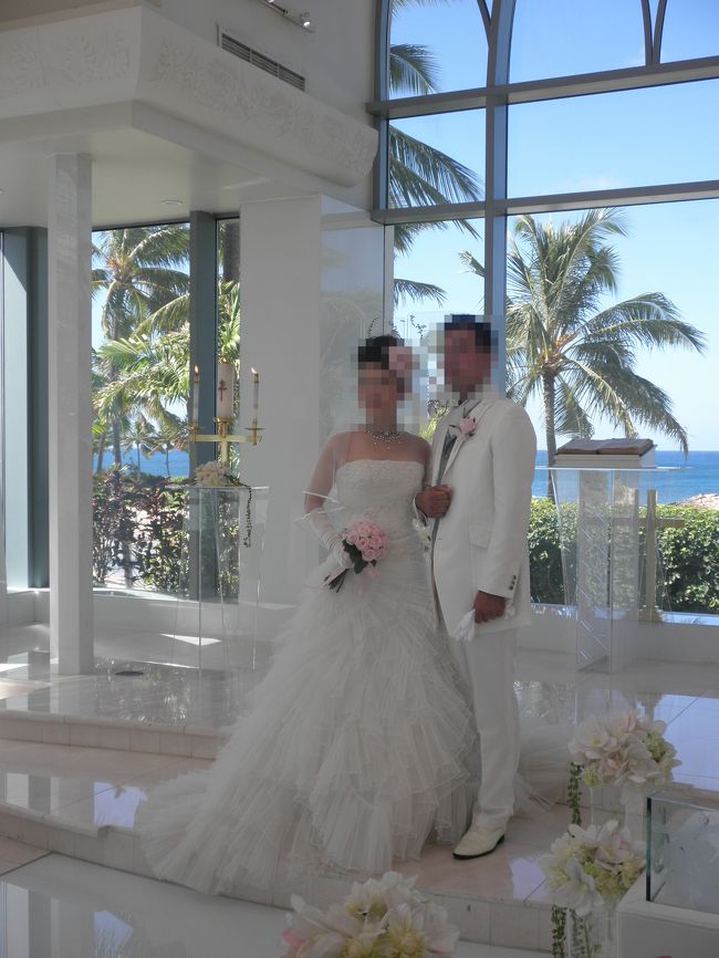 海の見える素敵なチャペルでした…<br />新郎が先に入場するのですが、その時に参列者一人一人からお祝いの言葉とバラの花を渡します。<br />そのバラの束を新婦にプロポーズの言葉とともに渡していました。<br />その言葉に感動しました。。<br /><br />この場に立ち会えて本当によかった！！<br /><br />二人とも、お幸せに！！<br />