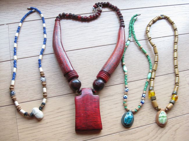 アブシンベル空港は、<br />値札が貼ってあって買い物がしやすかったです。<br /><br />飛行機が2時間遅れたため、お買い物タイム♪<br />今回のツアーは、自由行動が一切なかったから、<br />全然お買い物するチャンスがなかったです(；△；)<br /><br />スカラベ（ふんころがし）モチーフのネックレス3個。<br />赤いのは、象で出来たネックレス。<br /><br />早速つけていたら、欧米人何人かに<br />ビューティフル〜♪と褒められて、母も上機嫌☆