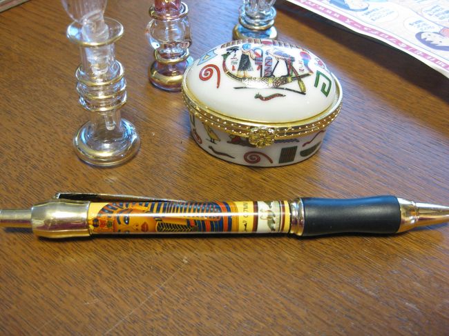 小物入れ（15エジプトポンド）と、<br />ツタンカーメンのボールペン（5エジプトポンド）。