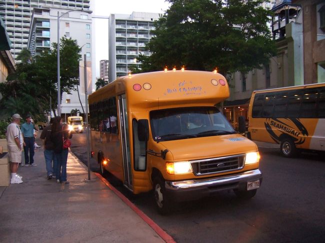 イルカ中学のバスが来ました。<br />たくさん参加者がいます。<br /><br />中学のバスがくる前にイルカ大学のバスも来ました。<br />イルカ大学だとレナーズに行ったり、船の上でハンバーガーたべたりいろいろあるみたいです。<br /><br />ワイキキから1時間くらいかな。ワイアナエへ向かいます。<br />バスの中では説明のビデオを見たりイルカ中学の方がいろいろ楽しい話をしてくださいます☆<br />