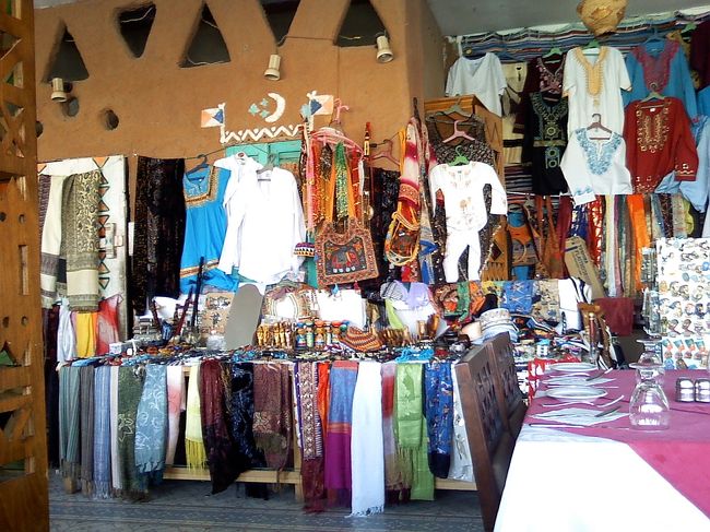 13:30、レストランに到着。<br />これは、レストラン内のお土産屋さん。<br /><br />エジプトの民族衣装、ガラベーヤとか可愛かったけど<br />ちょっと高かったなぁ〜。